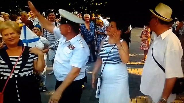 Танцуем в Севастополе!??? Поет С М. Соков смотреть онлайн