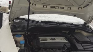 Skoda Octavia A5. Упор капота