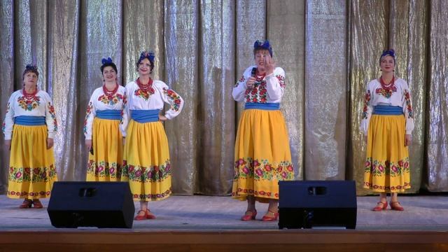 Лісапетний батальйон. Наталія Фаліон представляє учасниць гурту.