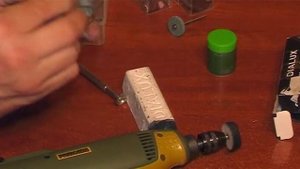 Полировка корпуса часов с помощью бормашины Proxxon.