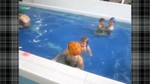 Дети плавают в бассейне. Занятия в бассейне для детей от 1 года. Плавание в детском бассейне.