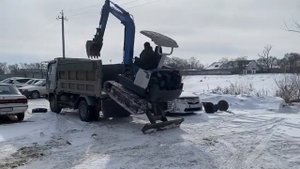 Разгрузка мини-экскаватора из самосвала без сходней.