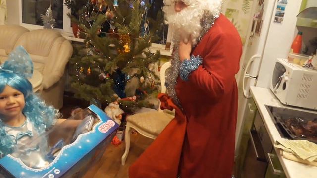 ЗАБЫЛИ ПРО ВИДЕО КАК ПРИХОДИЛ ДЕД МОРОЗ К НАМ ДОМОЙ И ЧТО ПОДАРИЛ Арине смотреть онлайн