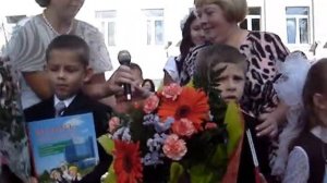Выступление первоклассников СШ № 3 на линейке "Первый звонок" 31.08.2013