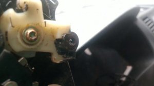 т5, заменил тросик передней двери! замок вблизи, есть рычажок при экстренном захлопывании двери!