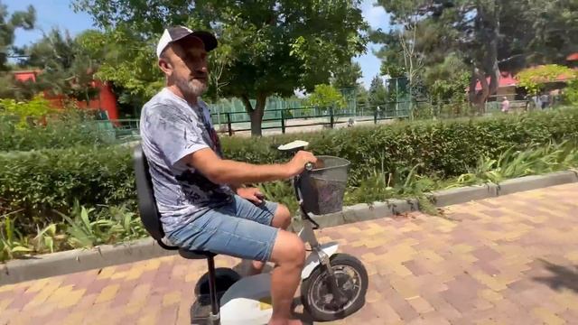 Люди БЫЛИ в ВОСТОРГЕ! Люся в обнимку с Басиком катается по всему парку и ПРИВЕТСТВУЕТ ПОСЕТИТЕЛЕЙ)) смотреть онлайн