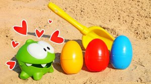 Ам Ням открывает разноцветные яйца! Игры и развивающее видео про игрушки Om Nom