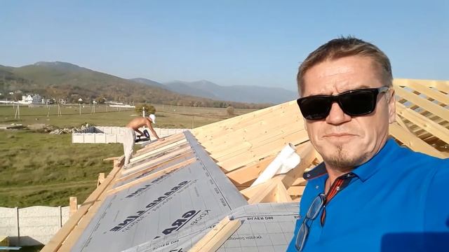 Монтаж подкровельной мембраны на вальмовой крыше