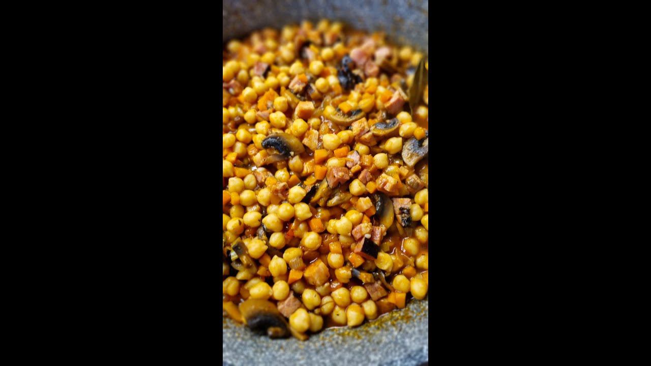 Копченая свиная грудинка с нутом в сковороде. смотреть онлайн