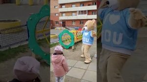 Поздравление от ростовой куклы. Красноярск 89831542110. https://vk.com/prazdniknachinaetsa