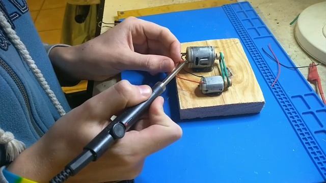 Вечный двигатель ( Оно работает ) !!!! Электричество из двух моторчиков . Проверка DIY. смотреть онлайн