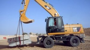 Колесный экскаватор CAT M318D поднял 7 тонн и унес!)