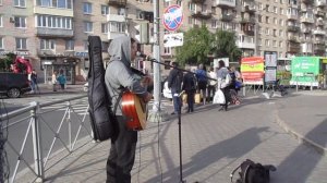 Уличный музыкант у метро Звездная Питер