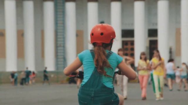 Детский электромопед TVL Mokik в движении смотреть онлайн