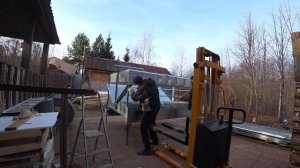 Александр Мельник (Кроликоферма Мельник) приехал посмотреть заказанную клетку.