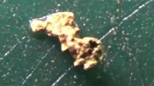 Мою золото в ручье, потихоньку...