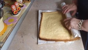 Бисквитный рулет с повидлом, нежный и вкусный. Быстрая выпечка к чаю.