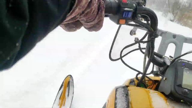 Чищу дорогу на дачах снежиком Динго. смотреть онлайн