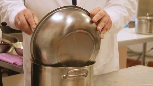 ДИАЛОГИ С ЭКСПЕРТАМИ. Секреты приготовления кулича от мастера техникума им. В.А. Русанова 0+ смотреть онлайн