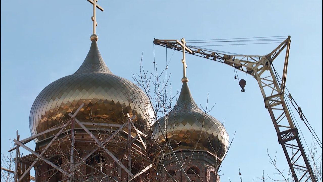 Церковь черные купола Барнаул. Купол Бийск. Бийск Церковь вокзал. Подъем купола на храм Курск.