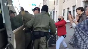 Около суда произошло жёсткое задержание девушки за то, что та сняла с тихаря маску.