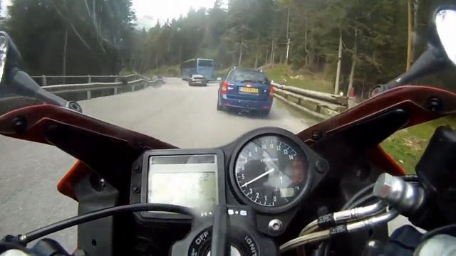 Porsche Carrera S (991) vs. Honda CBR600F - in Italy смотреть онлайн