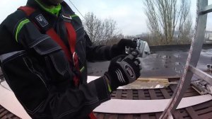 Подъем на опору с помощью приставной лестницы