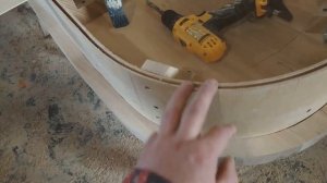 Как изготовить радиусный подступенок. Изготовления лестницы из массива ясеня. Видео №4.