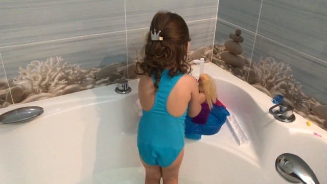 Барби !Русалка "Rainbow Lights Mermaid. Радужная русалочка" Barbie Барби отдыхает в бассейне смотреть онлайн