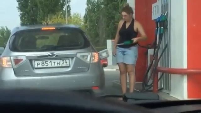 Немного позитива, женщина на заправке. :)