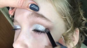 Прическа и макияж для девочки на праздничное выступление.