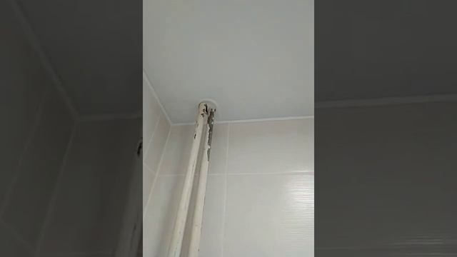 натяжной потолок в санузле,две трубы в один обвод ,впервые увидел такие переплетённые трубы смотреть онлайн