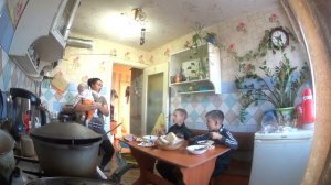 Дети обедают/Наше утро,собираемся в садик с девочками.