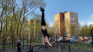 Повторяем элементы СПОРТИВНОЙ ГИМНАСТИКИ на брусьях