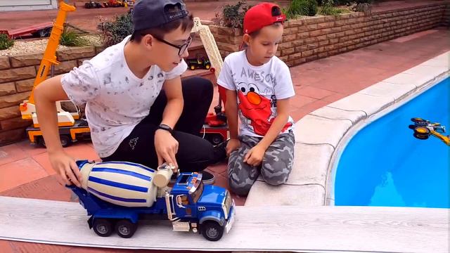 Voitures Bruder et la piscine. Lançons a l’eau. Voiture des pompiers, Camion poubelle et d'autres смотреть онлайн