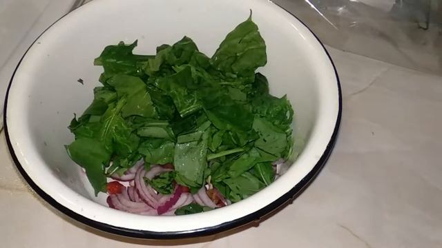 Лёгкий и простой салат, но очень полезный. И красивый смотреть онлайн