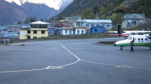 взлет самолета в аэропорту Лукла, Гималаи, Непал