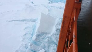 Ледокол идет на Полюс