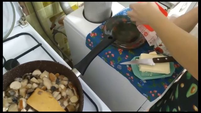 Грибы лесные со сметаной. смотреть онлайн