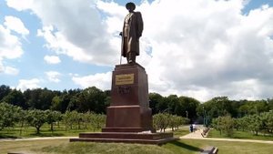 Памятник мичурину