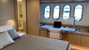 Яхта цвета лазури. Van der Valk Raised Pilothouse 27 m.  (2021 г.)