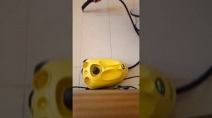 Парогенератор Karcher SC 2 оттирает плитку в ванной комнате (Кёрхер)