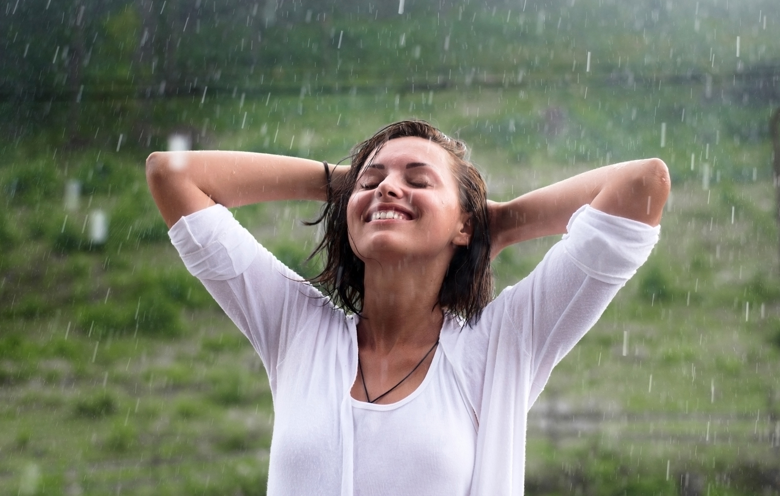 Как растения радуются дождю. Счастливая женщина. Девушка под дождем. Счастливая женщина под дождем. Женщина радуется.