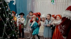 По белому снегу идет Новый год Песня детская