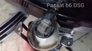 Снимаем ПТФ замена лампы HB4 passat b6