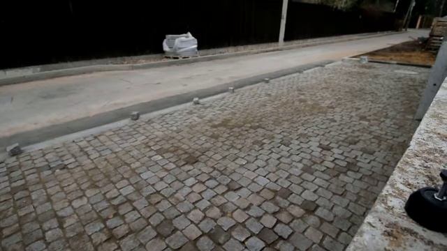 Площадка перед воротами - стоянка для друзей . Решения мостовая ру. смотреть онлайн