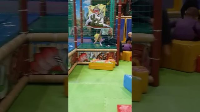 Ребенок 2 года прыгает на батуте - Детская игровая площадка в ТЦ Воскресение смотреть онлайн