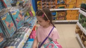 #детскийканал Ева выбирает надувной круг ПОНЧИК