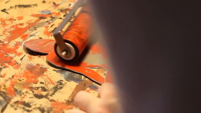 Режу и печатаю серию линогравюр с обнаженкой. Timelapse видео смотреть онлайн