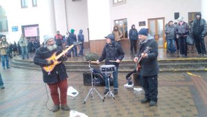 Уличные музыканты играют на Киевском вокзале|#Битлз
